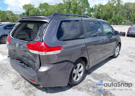 2013 Toyota Sienna Le V6 8 Passenger z USA, uszkodzony, nr VIN 5TDKK3DC3DS340609